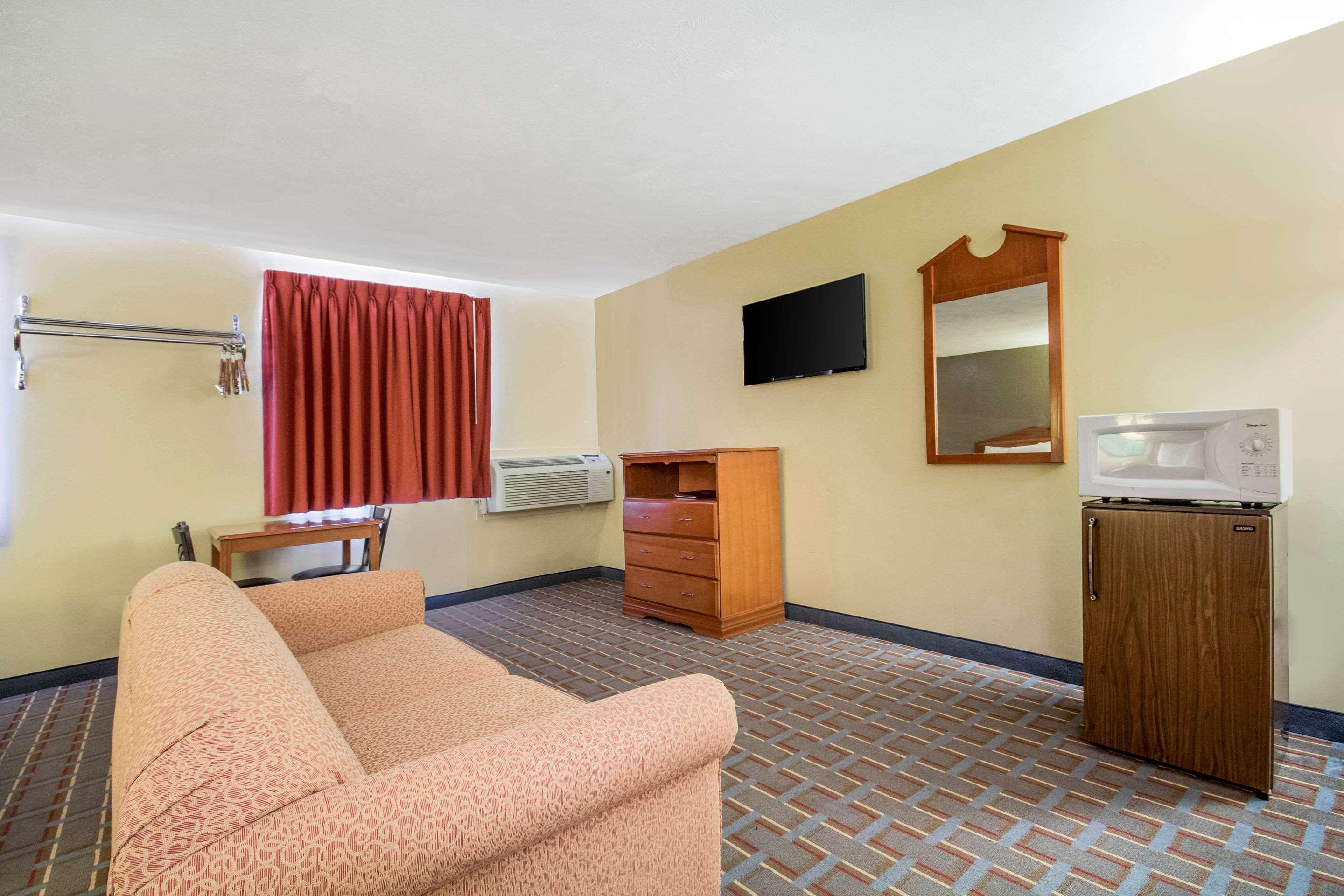 Econo Lodge Lansing - Leavenworth Eksteriør bilde