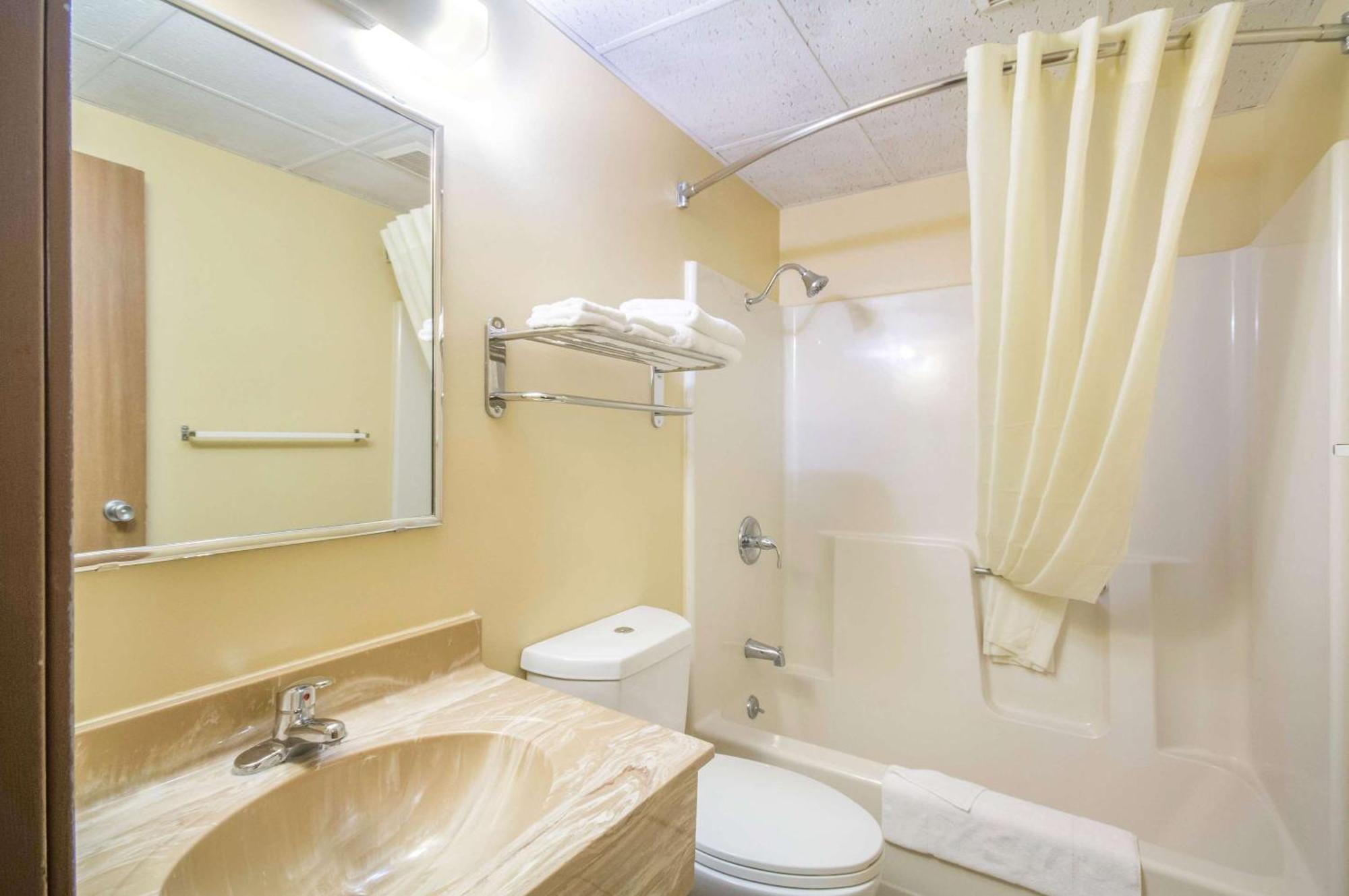 Econo Lodge Lansing - Leavenworth Eksteriør bilde